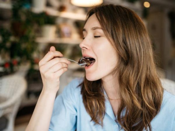 Auch für Desserts eignet sich die Lila Passionsfrucht, auch bekannt als „Passionsfrucht“: die kolumbianische Frucht, die Ihrer Gesundheit guttut.
