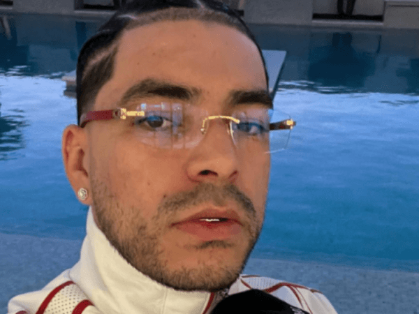 Warum hat Ryan Castro immer große Mengen Bargeld bei sich?