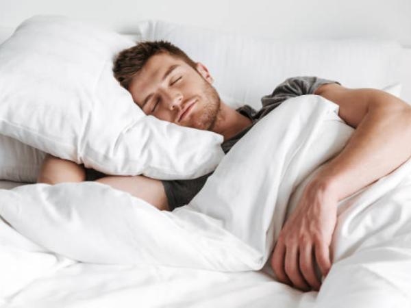This means that someone sleeps hugging a pillow, according to psychology