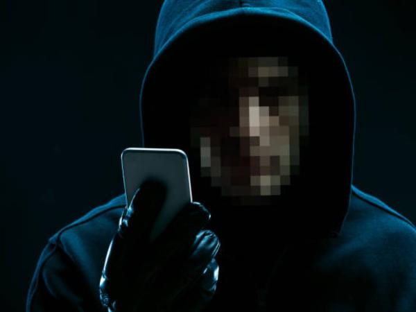 The simple way to know if you are being spied on through your cell phone camera