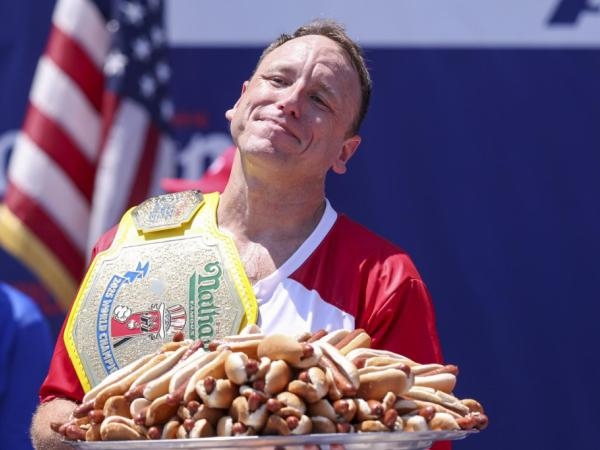 Unschlagbar? Der „Hotdog-König“ verschlingt 70 Hotdogs in 10 Minuten.