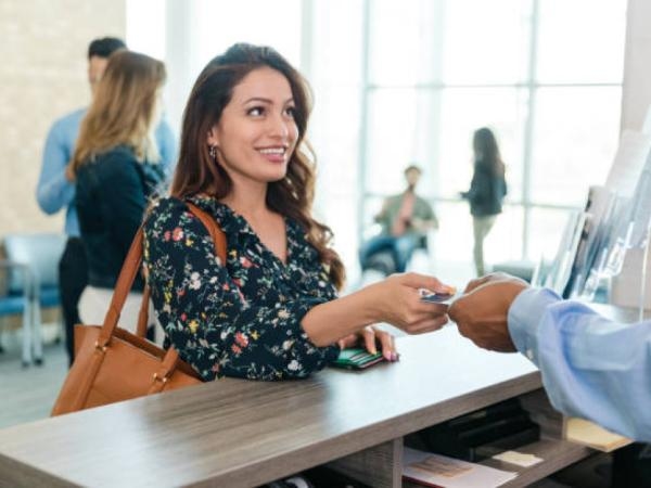 Which Colombian bank offers the most benefits to its users, according to AI?