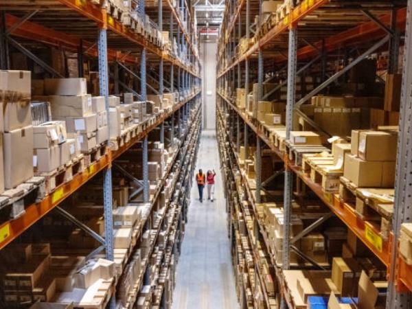 Between boxes, memories, and logistics: this is the world of the Colombian winemaker.