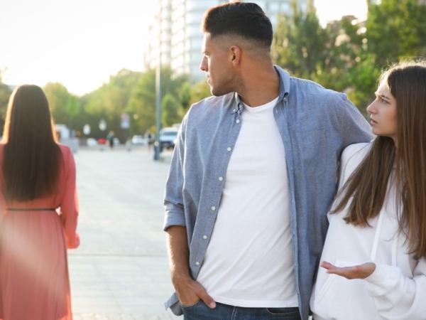 Wie ist die psychologische Einstellung, wenn man einen Partner hat und jemand anderen mag?