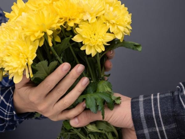 An welchem ​​Tag im September werden im Jahr 2025 gelbe Blumen geschenkt und warum?