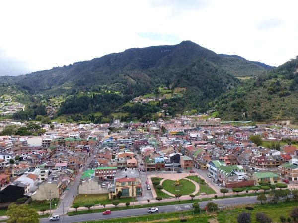 Fica em Cundinamarca e é uma cidade onde se respira história