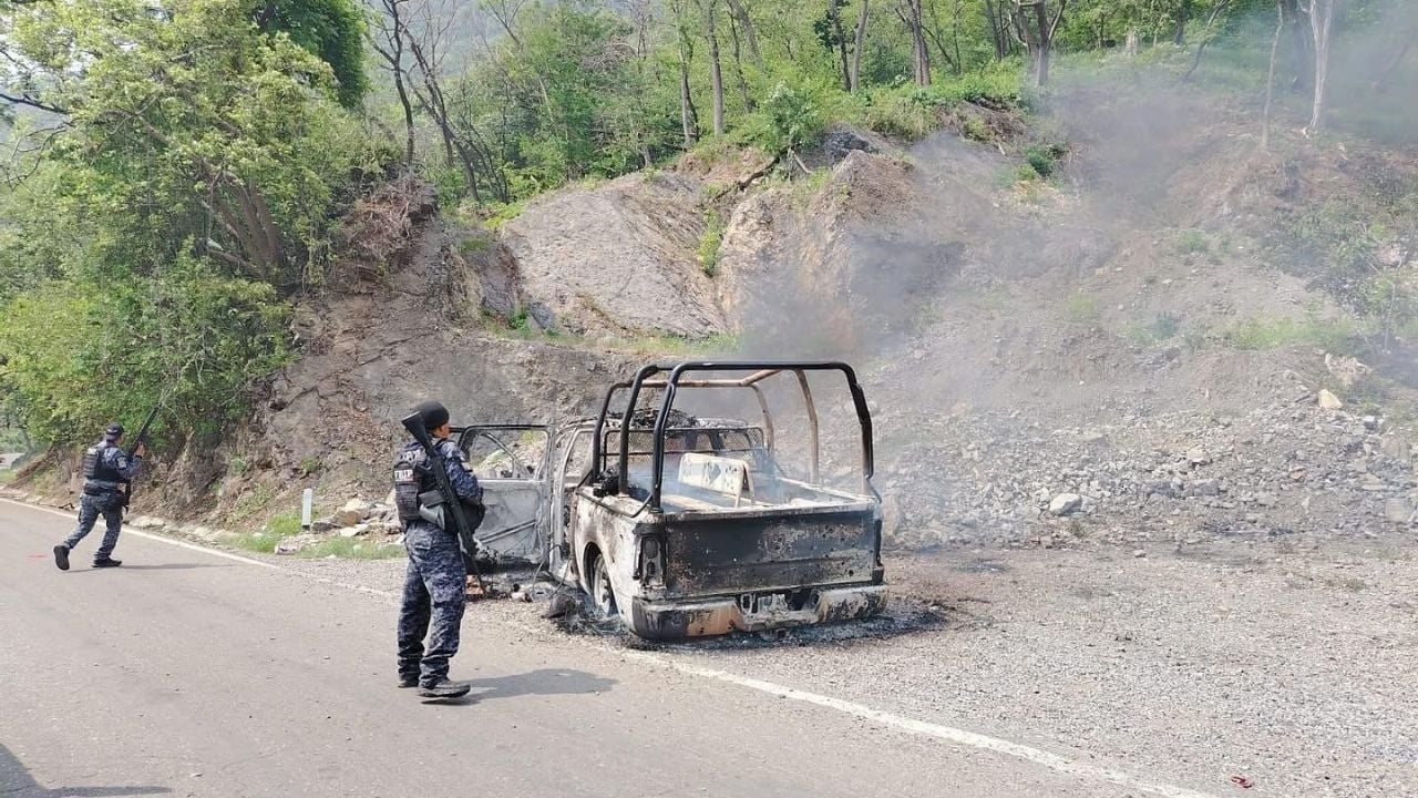 Fünf Polizisten werden in Chiapas in einem Streifenwagen überfallen und verbrannt.