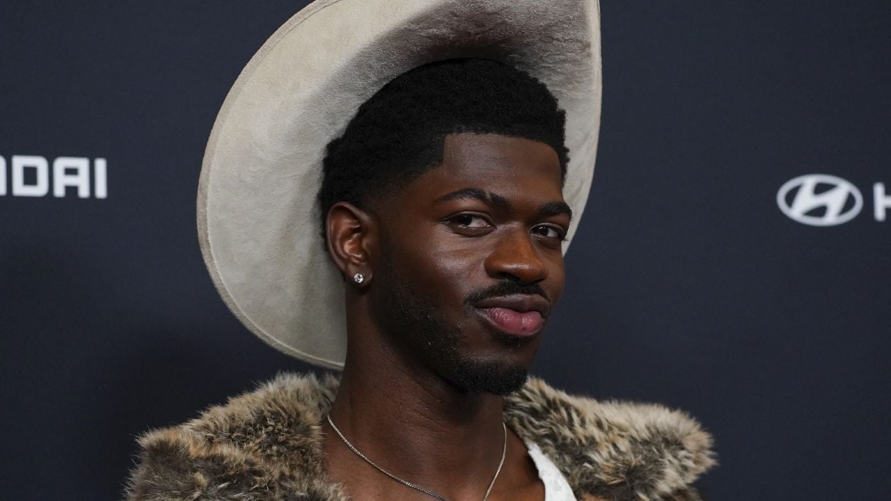 Il rapper Lil Nas X accusato di aver aggredito degli agenti di polizia mentre camminava nudo a Los Angeles