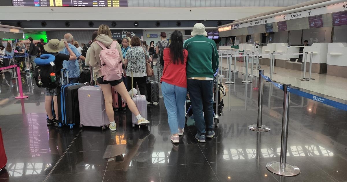 Minister Urso: "Ik heb mijn vrouw naar Fiumicino vergezeld. Ik betreur het ongemak voor anderen."