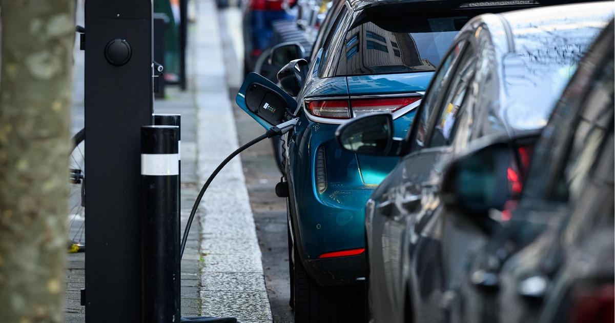 Förderung beim Kauf von Elektroautos, aber weniger Ladestationen