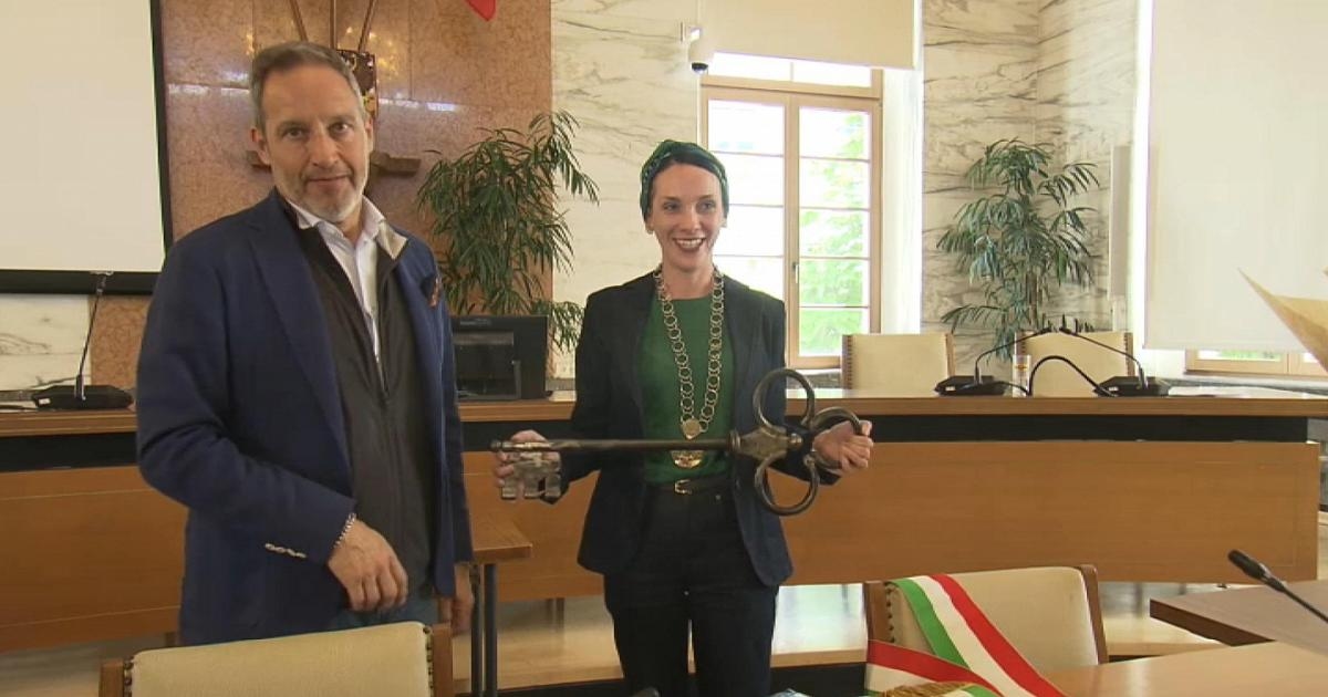In Meran legt der neue Bürgermeister Zeller die Trikolore-Schärpe ab