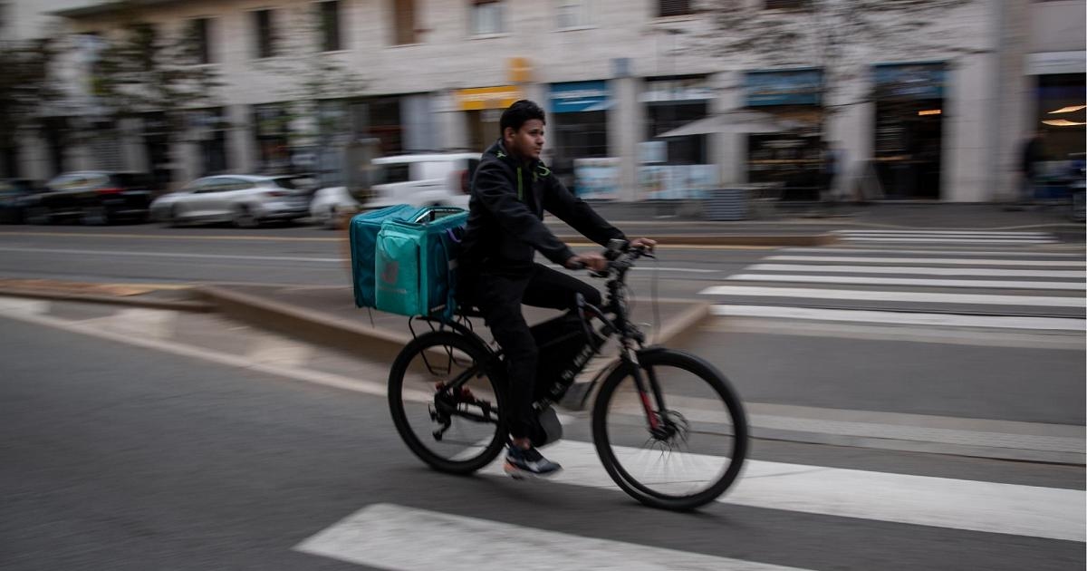 Work, gangmastering is also digital: an algorithm worsens riders' conditions.