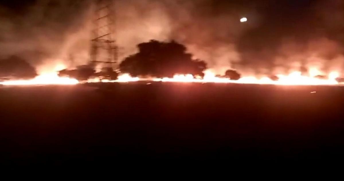 Spain, fire in Valdecaballeros. Flames threaten homes; over 400 people evacuated.