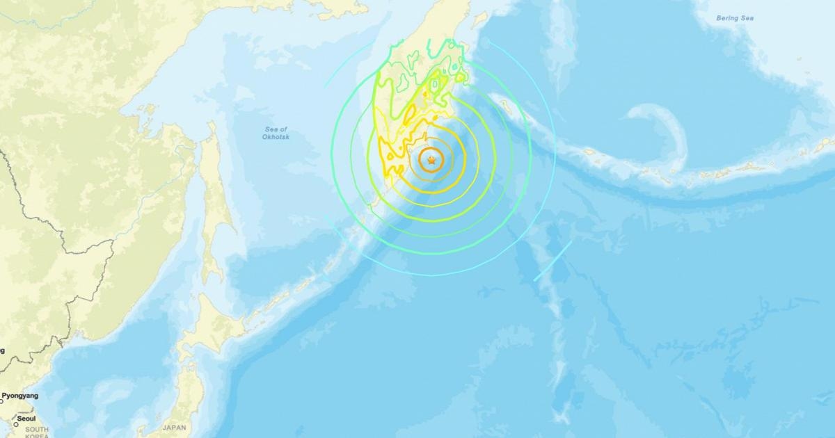 Kamchatka earthquake strikes, causing people to flee their homes and offices.