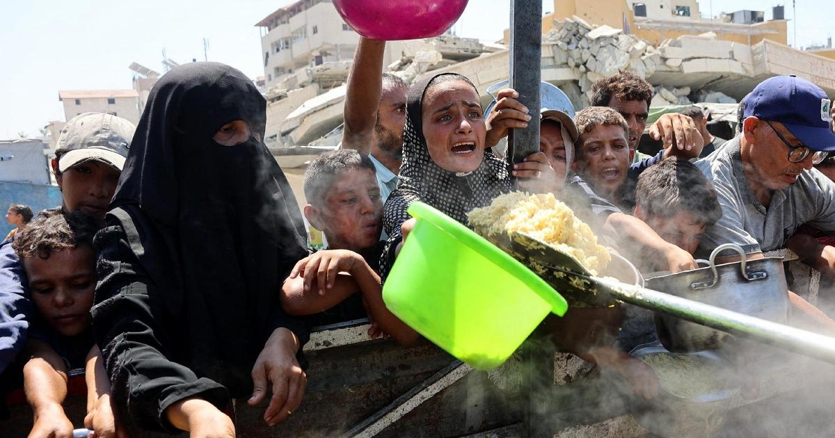 Bombas en Gaza, civiles huyen nuevamente entre los escombros