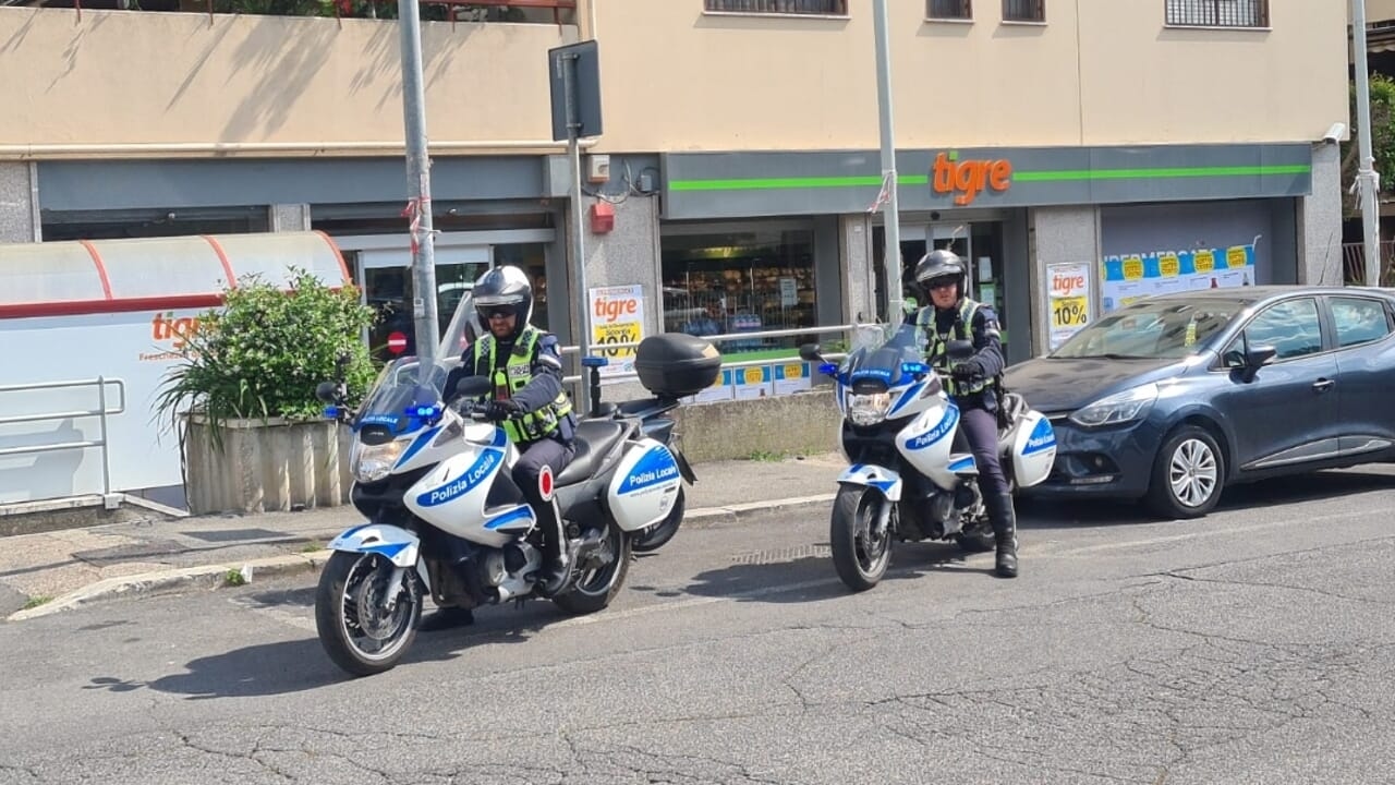 Escapes house arrest and armed with a knife robs supermarket