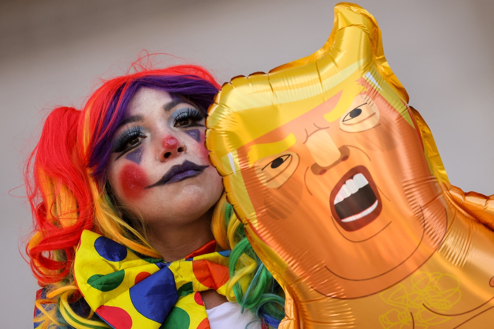 Humor nie jest opcjonalny – to niezbędna terapia na męską wściekłość MAGA