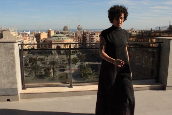 De videoclip van “From the air (Nessun pilota)”, de nieuwe single van Simona Norato, staat online