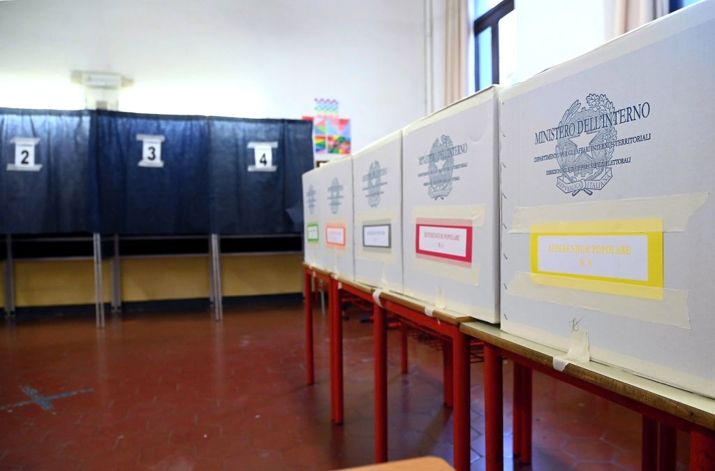 İtalya genelinde referandum ve sandıklar saat 15.00'e kadar açık