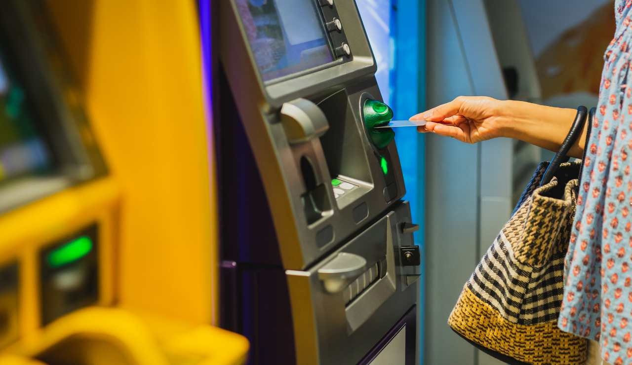 Waarschuwing geldautomaat: "Hier geen geld opnemen": 6 maanden gevangenisstraf en € 1.032 boete voor degene die dit toch doet.