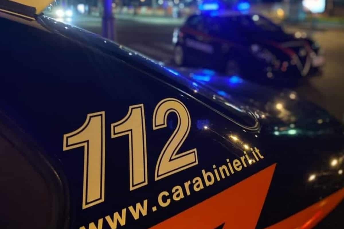 Sesto San Giovanni: Mann bedroht zwei Minderjährige mit einem Schraubenzieher, vergewaltigt sie und entführt sie aus ihrem Haus.