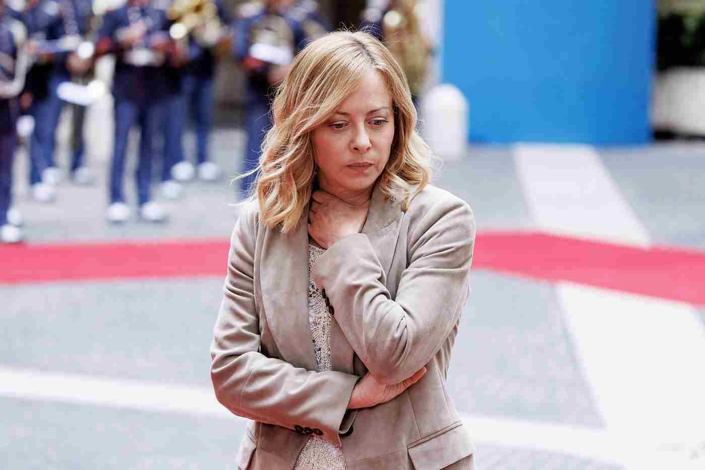 Meloni in den Schützengräben, zwischen dem Nahen Osten und der Ukraine Außenpolitik ist ein Problem: das Gestammel des Premierministers