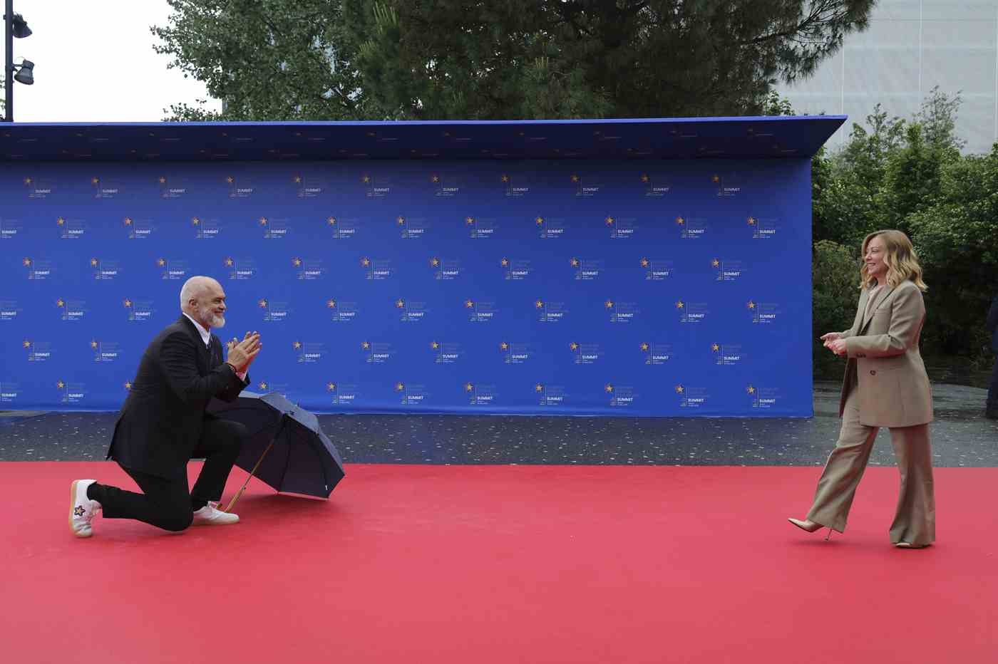 Meloni, il premier fantasma che si aggira per l’Europa: isolata per la resa a Trump, i “Volenterosi” la escludono