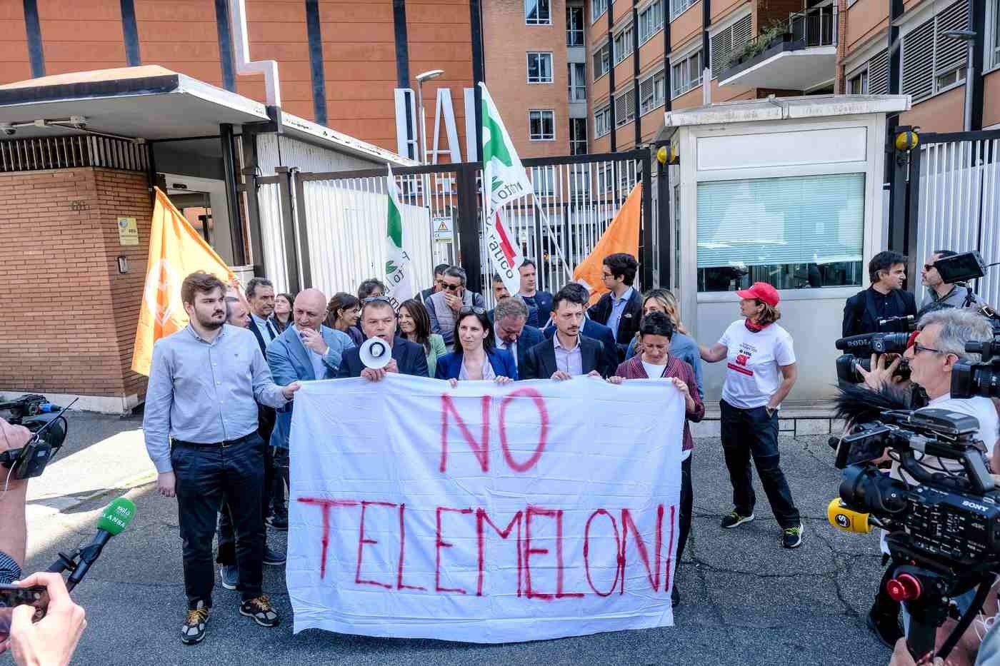 Referendum, Proteste der Demokratischen Partei vor der Rai-Zentrale: „Schluss mit dem Schweigen zum Referendum, nein zu TeleMeloni“