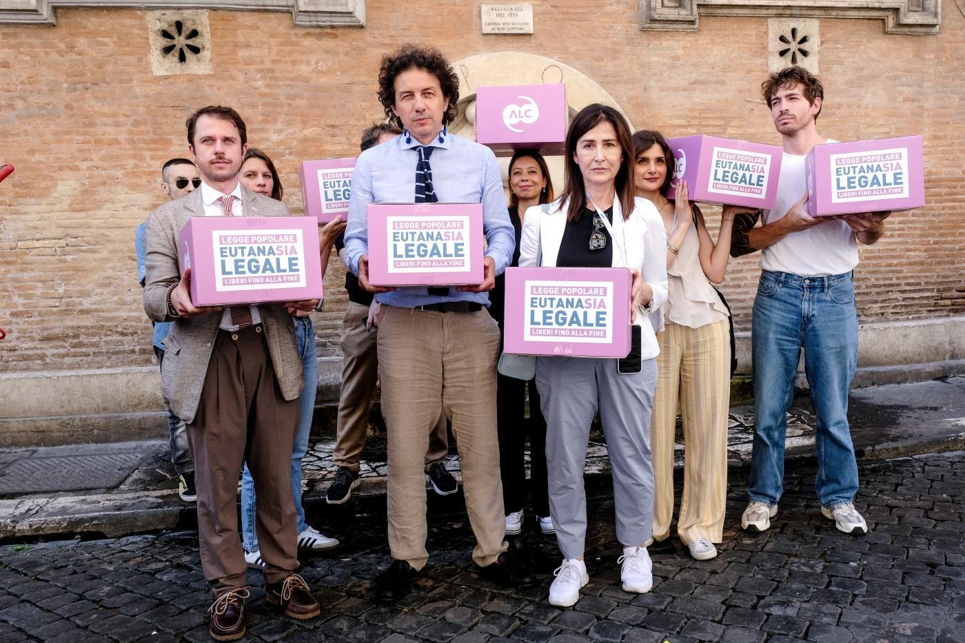 Eutanasia, oltre 74mila firme per la legge che sfida il governo Meloni