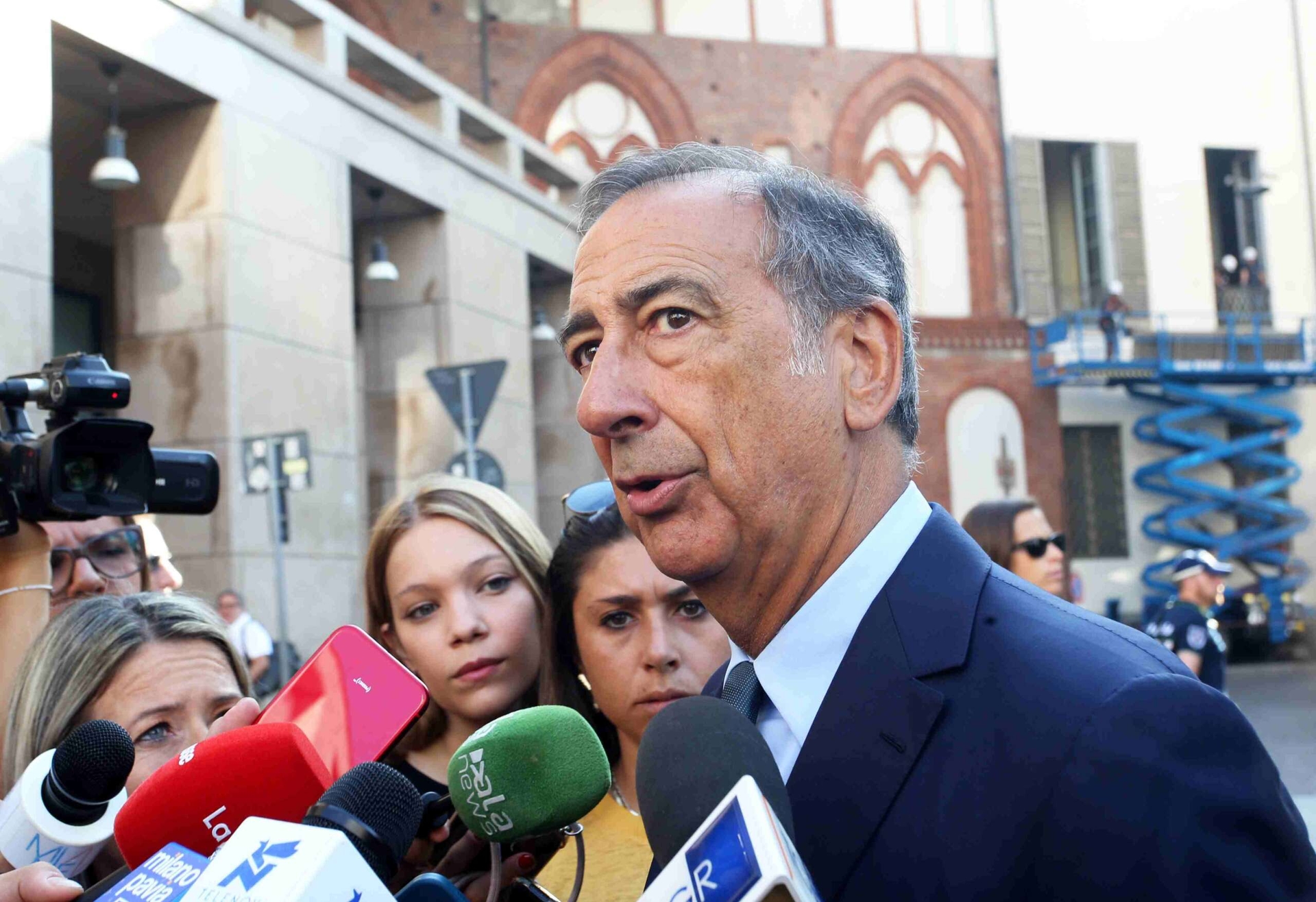 In Milan's urban planning investigation, Sala delays resignation with the support of the Democratic Party, but a "change of pace" is needed.