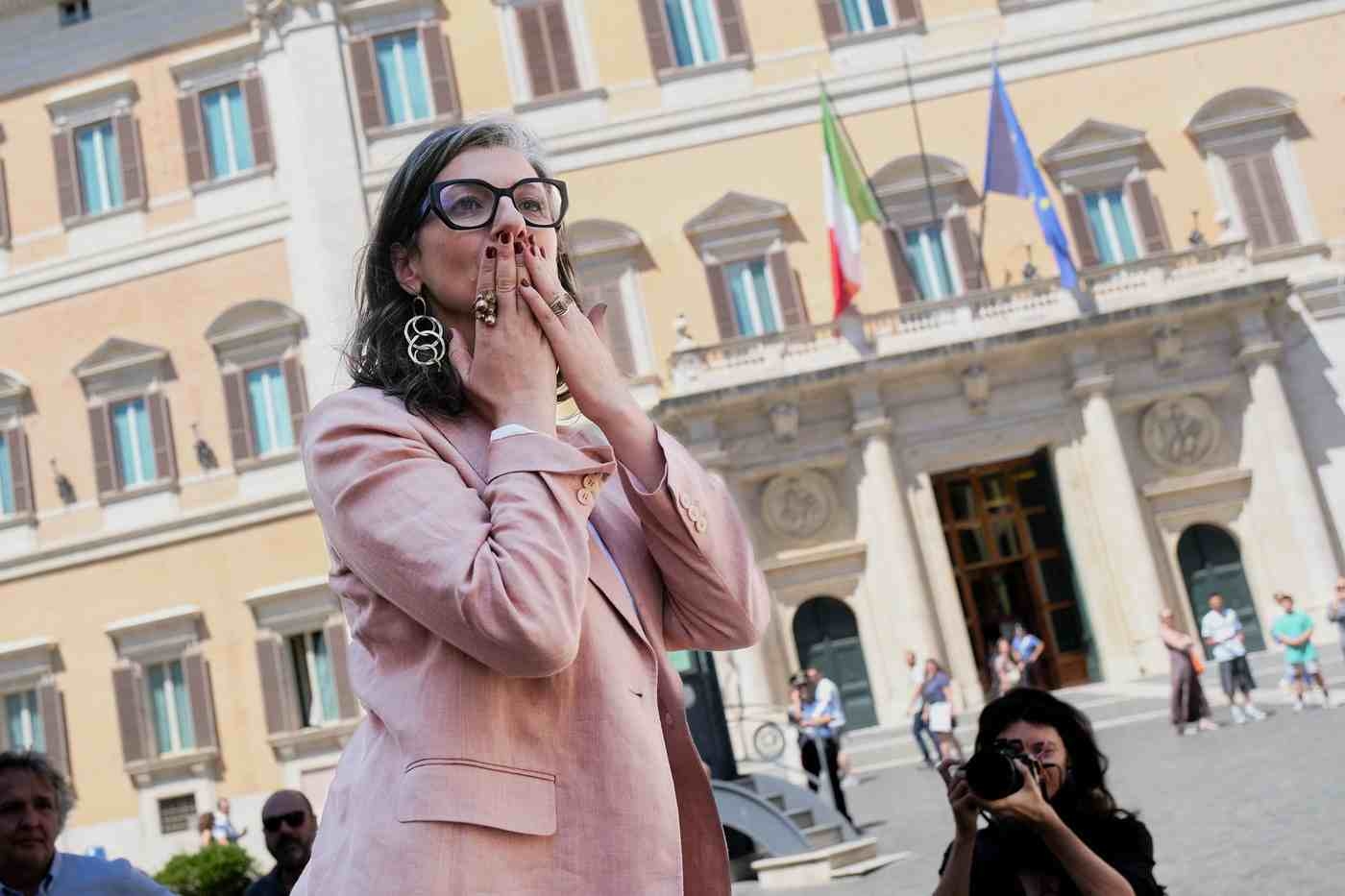 Francesca Albanese steekt haar vuist in de lucht: "Praat over Gaza, niet over mij."