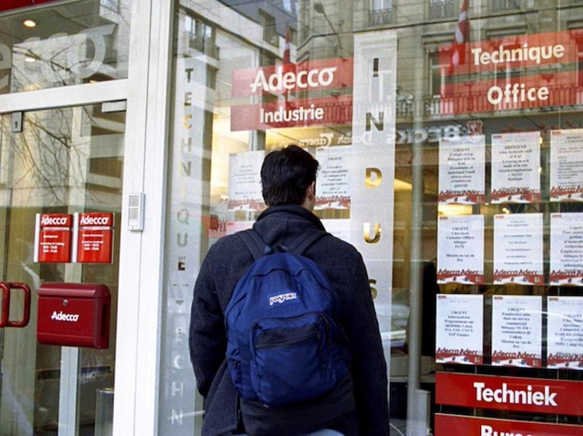 Rechtse campagnes tegen onzekerheid over tijdelijke arbeidscontracten in de Senaat: de deadline voor het aannemen van personeel wordt verlengd tot vier jaar.