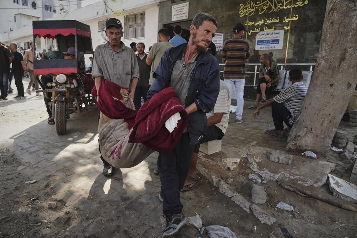 Gaza: Israeli tanks fire on tents of displaced people in al-Shati, another massacre of civilians.