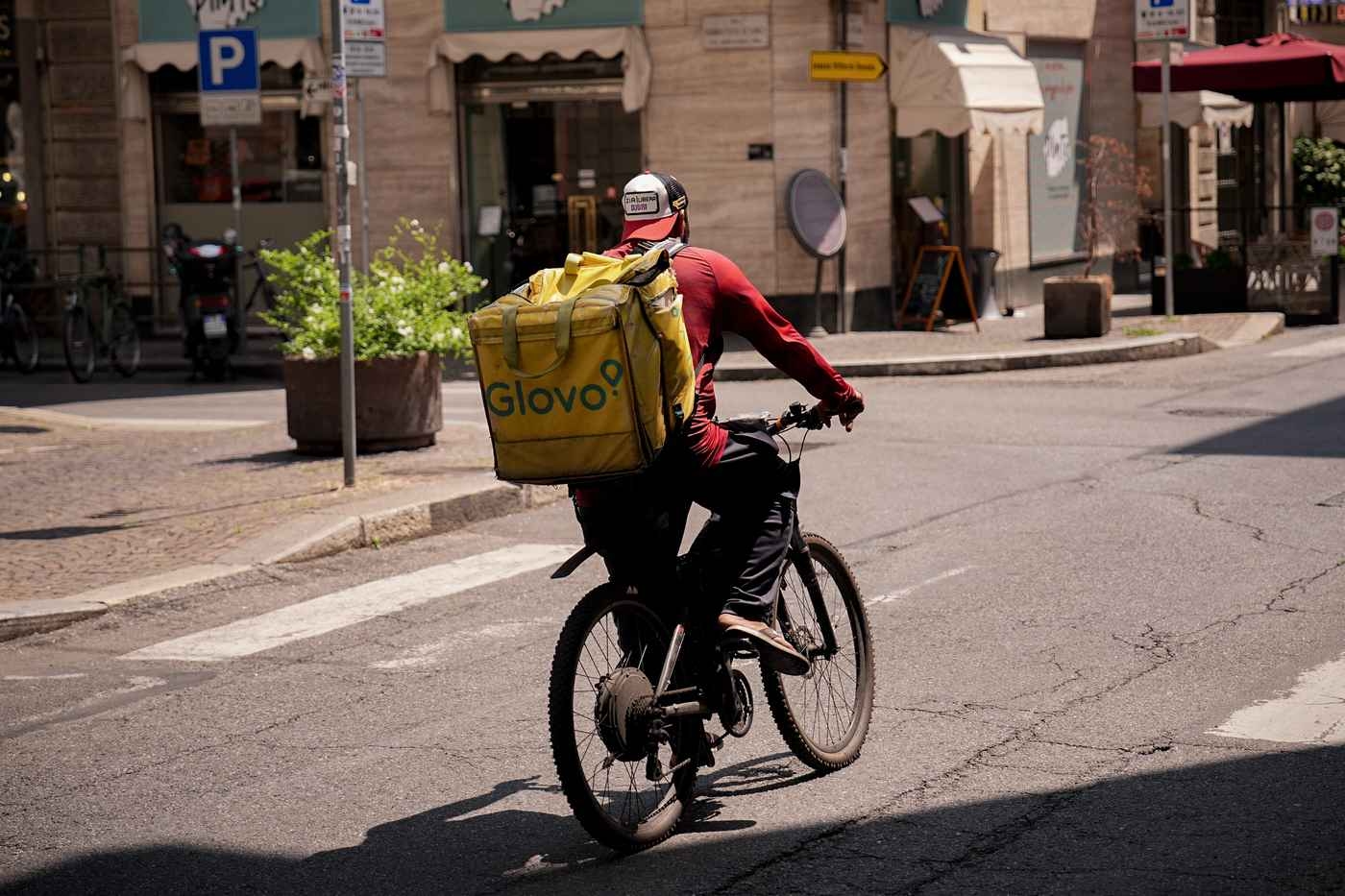 Ruiters als proefkonijnen van het turboliberalisme: 5 cent fooi om hun huid te riskeren in de helse hitte