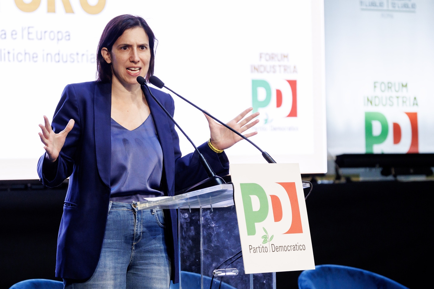 Com as eleições regionais se aproximando, a direita está liberando sua raiva contra Elly Schlein: Meloni e seus associados estão preocupados com sua nova posição no Partido Democrata.