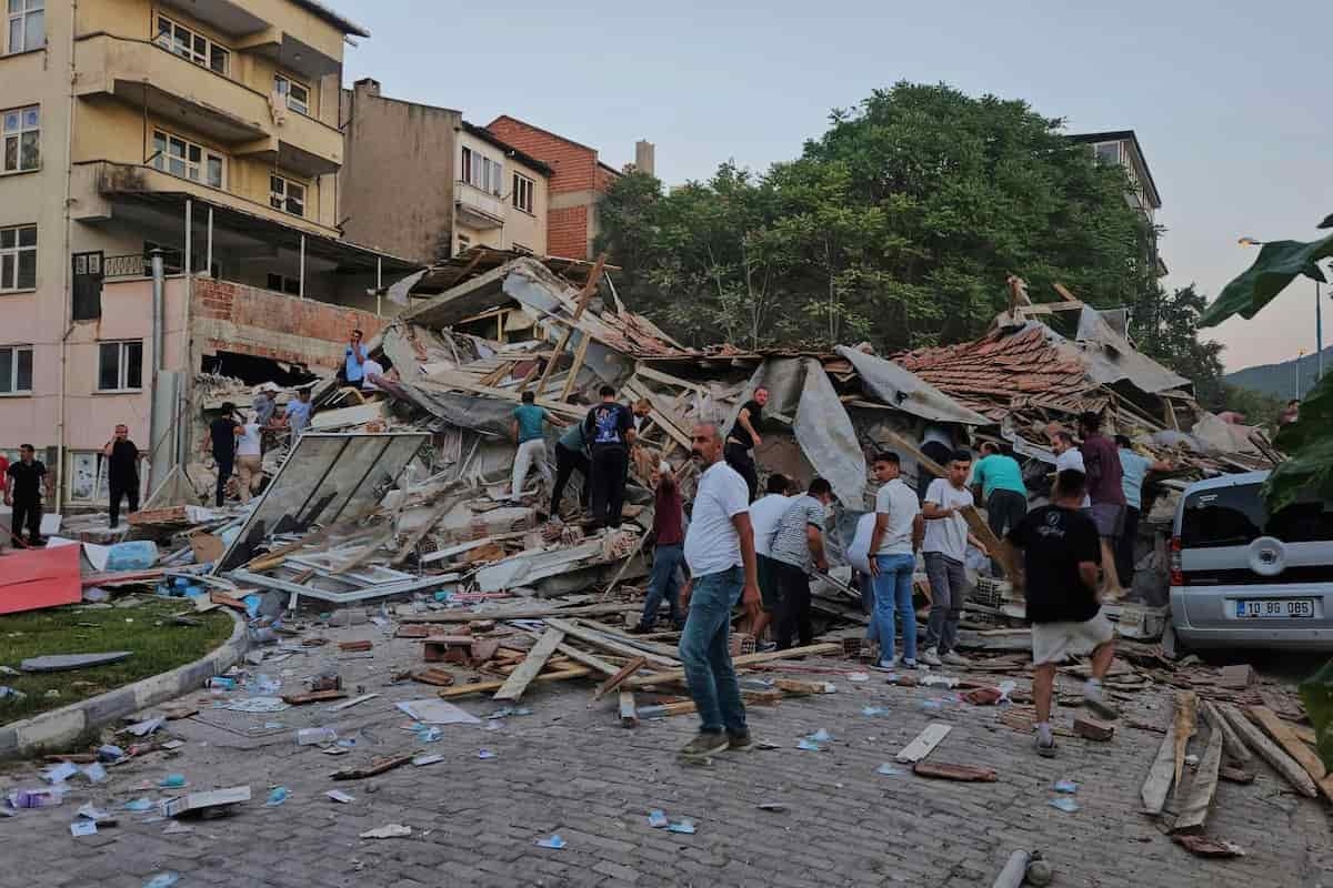 Aardbeving in Turkije: doden, gewonden en ingestorte gebouwen; trillingen gevoeld in Istanbul en Izmir.