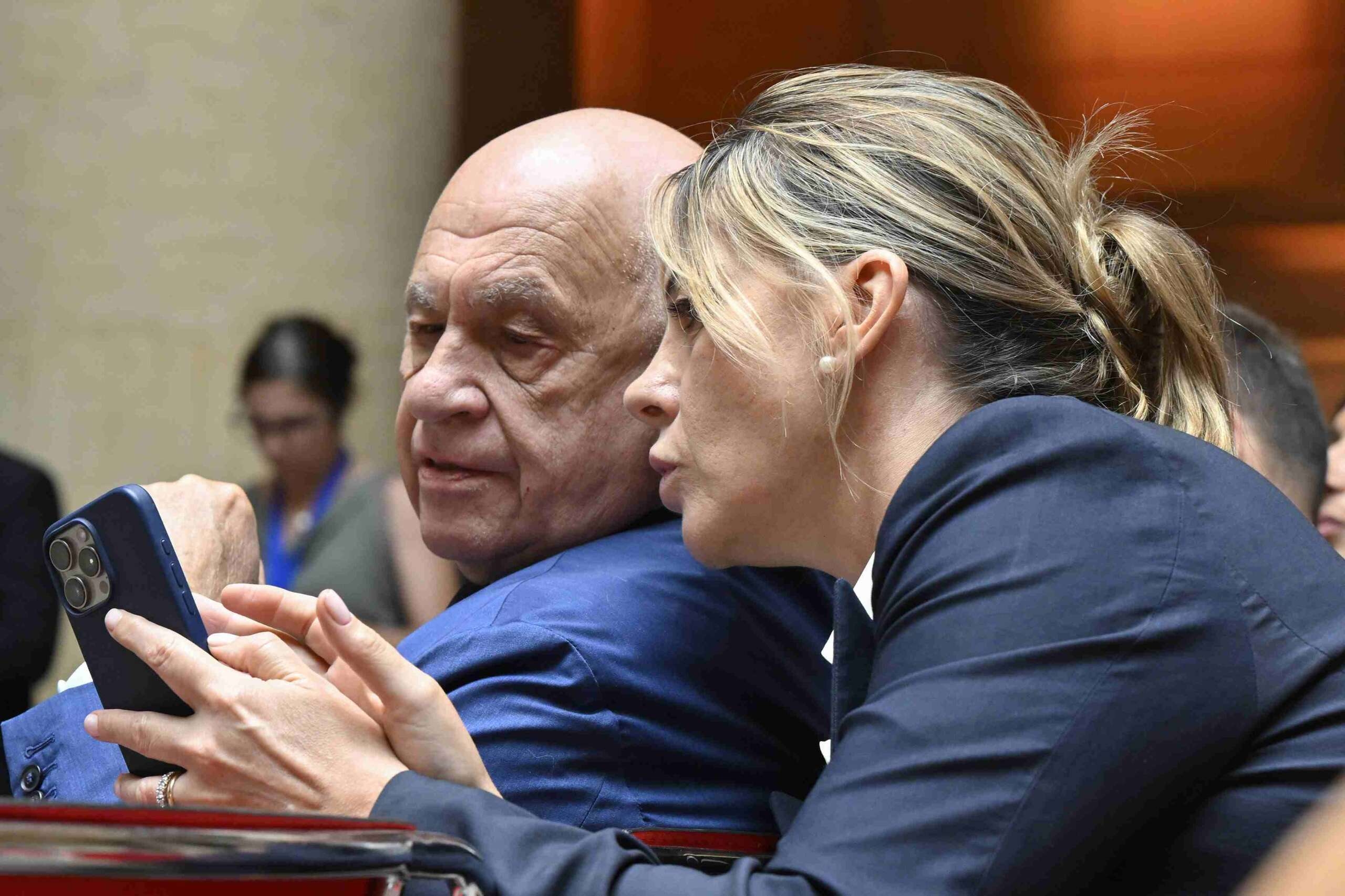 Denn auch Bartolozzi, Stabschef in Nordios Justizministerium, ist im Fall Almasri gefährdet.