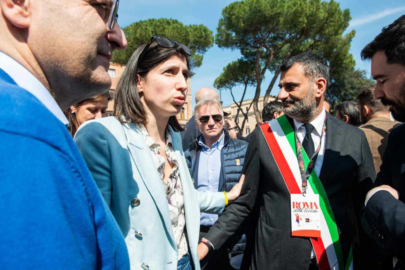 O caos reina absoluto no Partido Democrata: Schlein sonha com uma tríplice coroa nas eleições regionais, enquanto na Força Itália, Marina Berlusconi faz Tajani tremer.