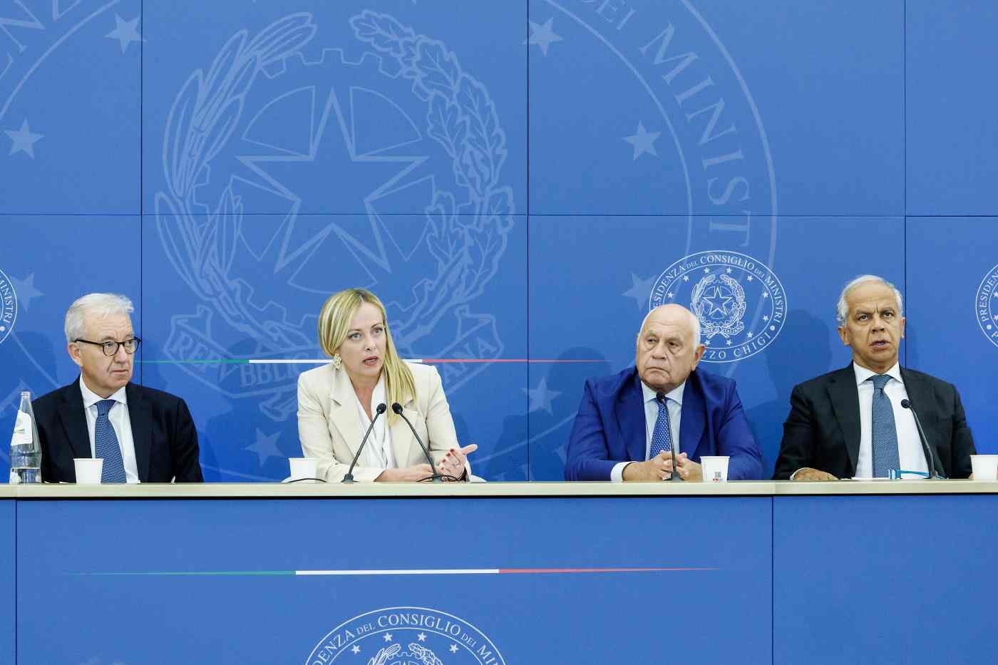 Alle Lügen Melonis über den Fall Almasri: wie die Premierministerin aus dem Parlament floh und ihre Minister zum Lügen schickte.
