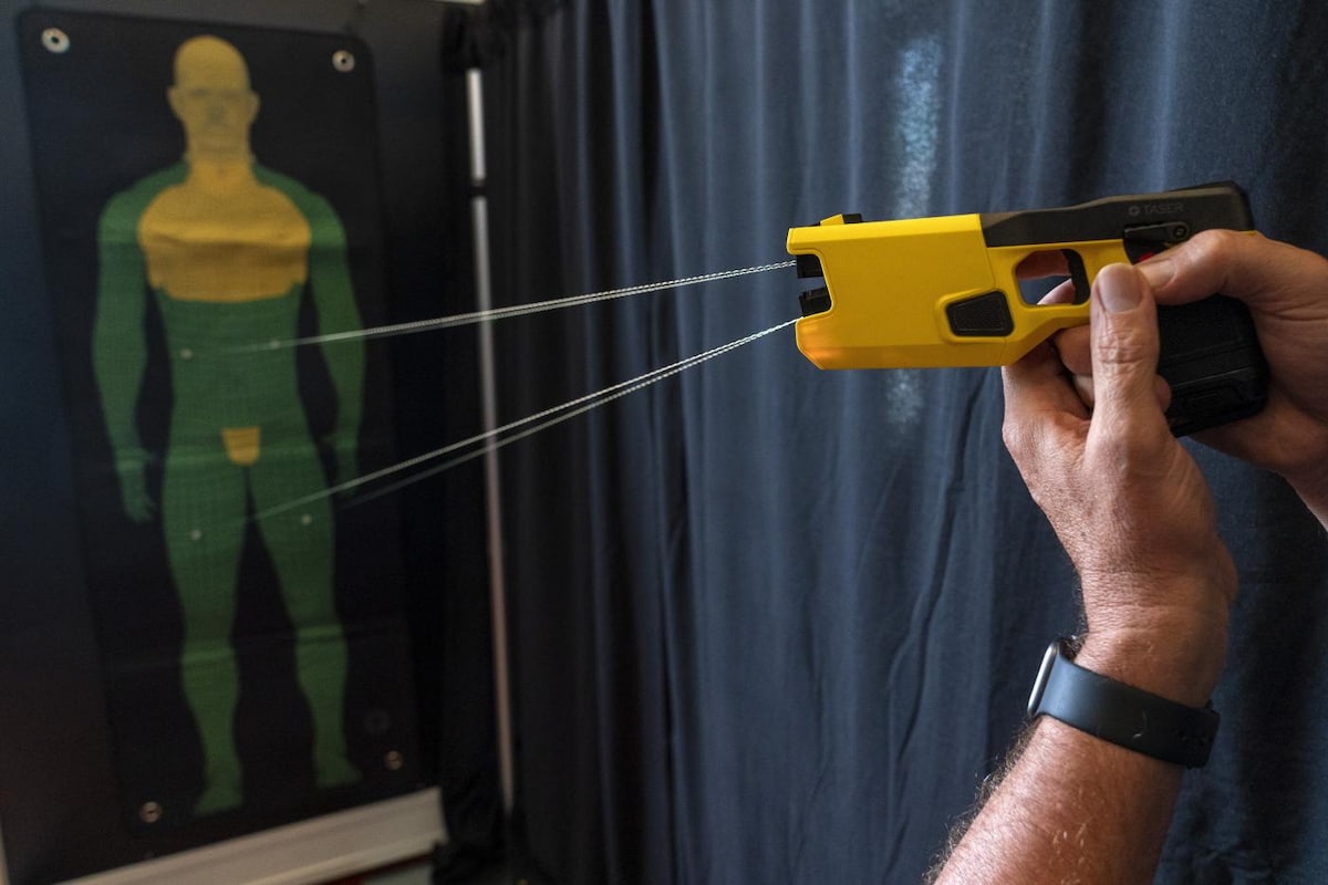 Carabinieri'nin kullandığı Taser'dan 24 saat içinde iki ölüm, yeniden tartışma yarattı: "Bu, yasal bir işkence aleti."