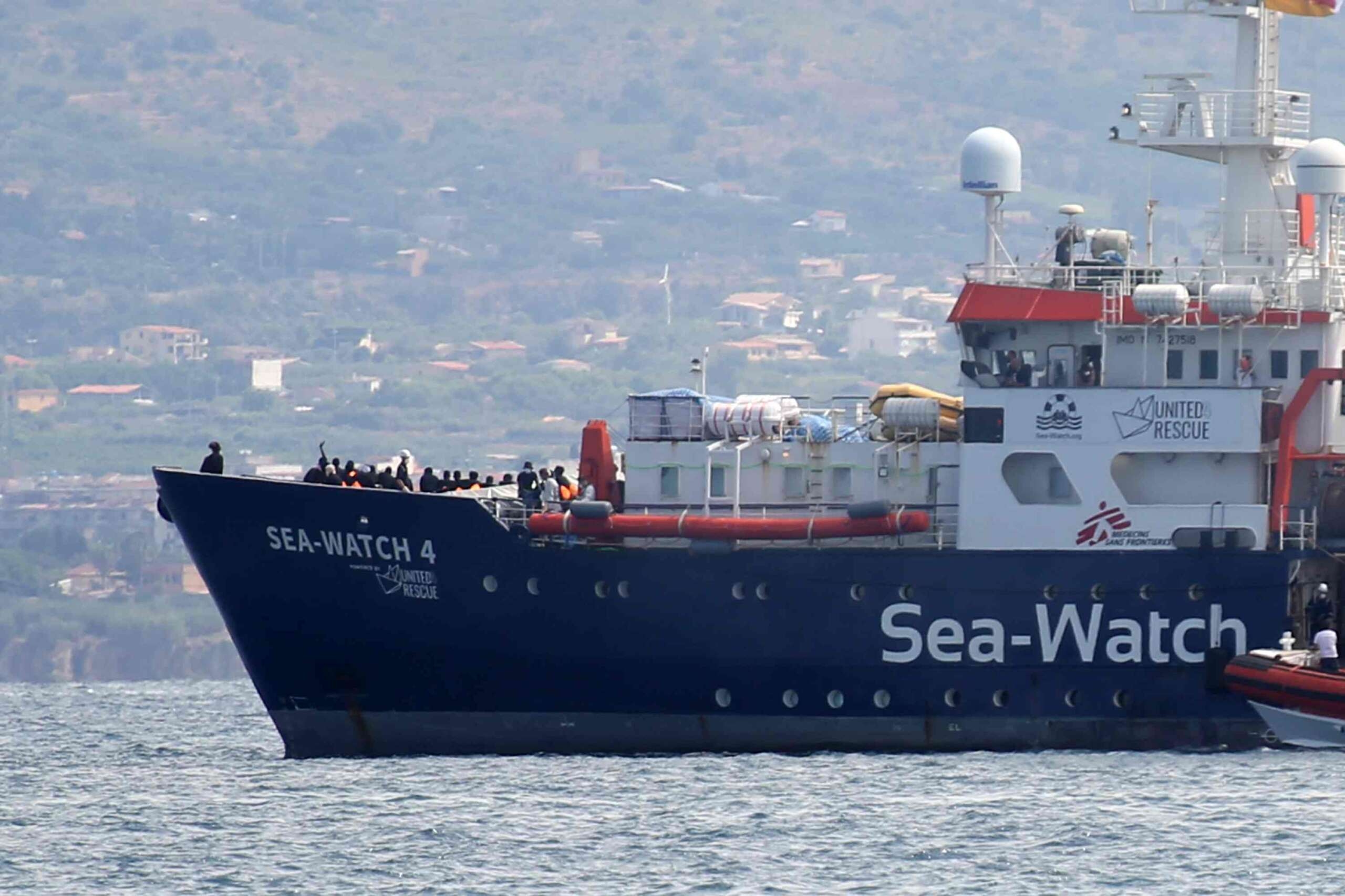 De regering van Meloni blokkeert het vliegtuig van Sea Watch, waardoor de Piantedosi-wet tientallen doden op zee zal veroorzaken.