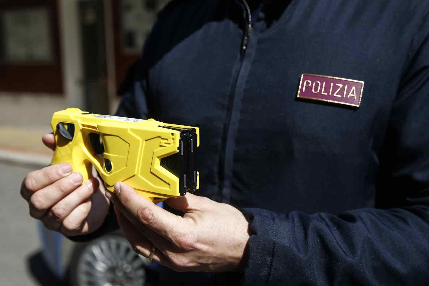 Taser Nasıl Çalışır ve Ne Zaman Öldürebilir: Avrupa'nın Trump'tan ABD'ye Satın Aldığı Milyonlarca Dolar