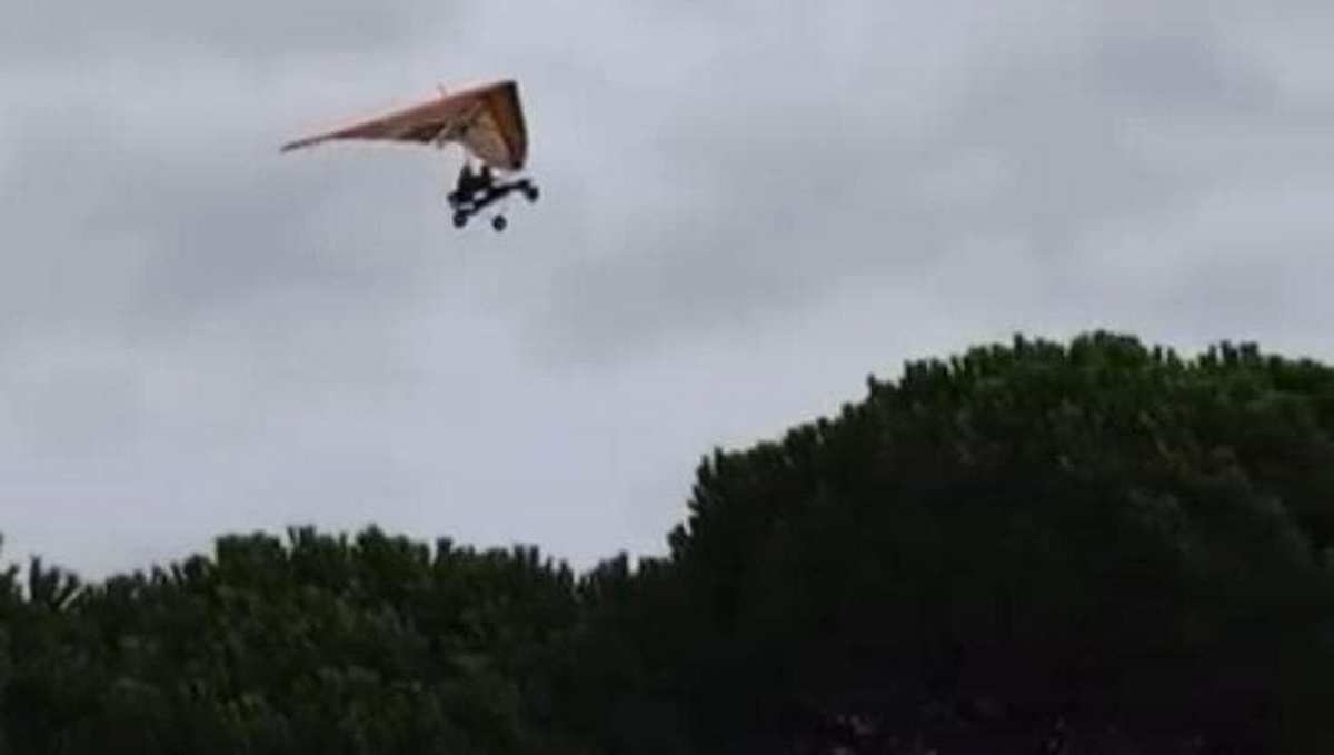 Asas-delta sobrevoam Calenzano durante a manifestação pró-Pal, onde a solidariedade se torna um "pedido de desculpas ao Hamas e ao 7 de outubro".