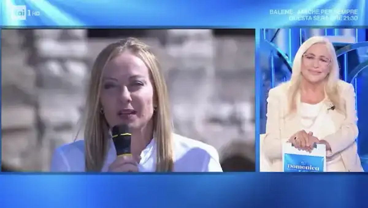 Meloni occupa la Rai, spot a ‘Domenica In’ per la premier “latitante”: le pastarelle con Mara Venier meglio di una conferenza