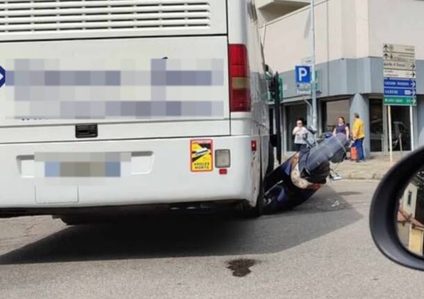 Gallarate - Zusammenstoß zwischen Roller und Bus in Gallarate, älterer Mann verletzt - Gallarate/Malpensa - Nachrichten aus Varese
