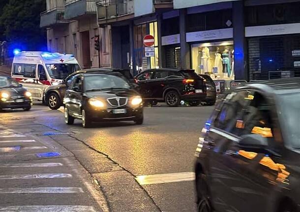 Varese - Ongeluk tussen twee auto's op de Via Piave in Varese: drie jongeren betrokken - - Varese Nieuws