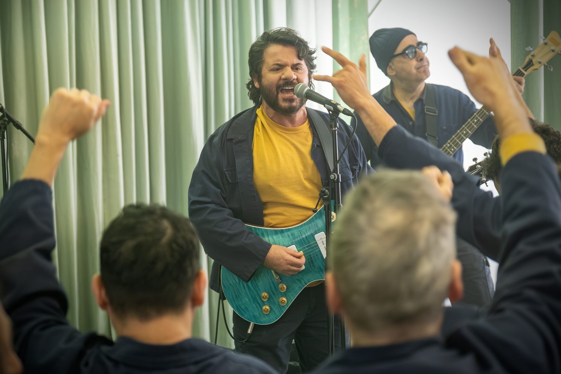 Padri imperfetti e seconde occasioni: la lezione (rock) di Lillo al cinema