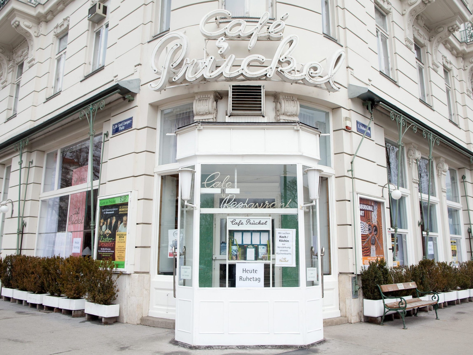 Operador de teatro de adega no Café Prückel de Viena deixa