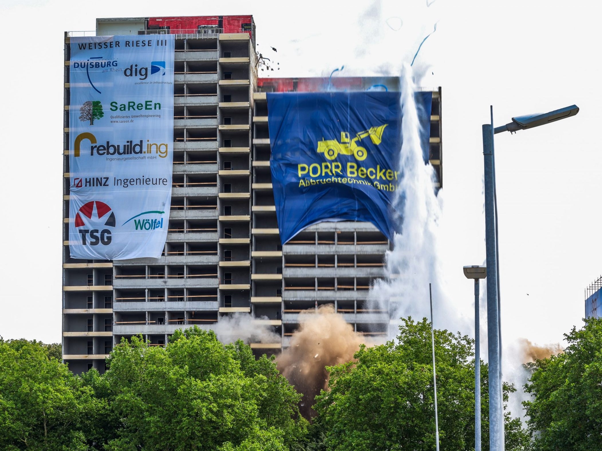 Duisburg blows up another "White Giant"
