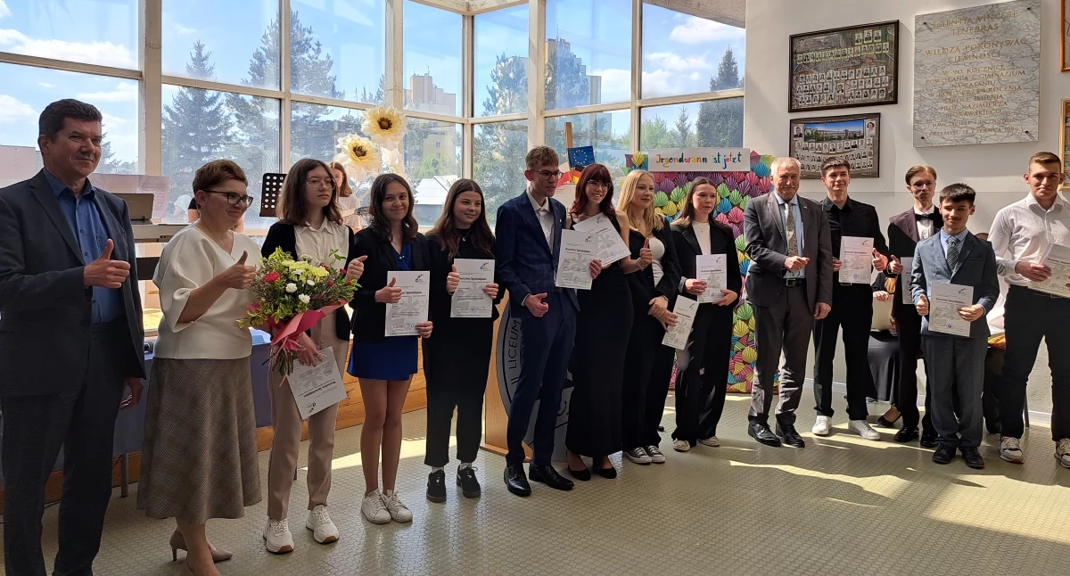 Un invitado especial fue recibido en “Morawa”. El Cónsul General de la República Federal de Alemania, Holger Mahnicke, entregó diplomas del DSD II a 12 graduados [GALERÍA]